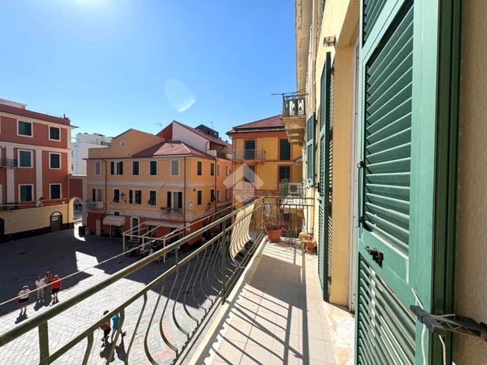 Appartamento quadrilocale in vendita in Piazza Rocca, Centro, Loano