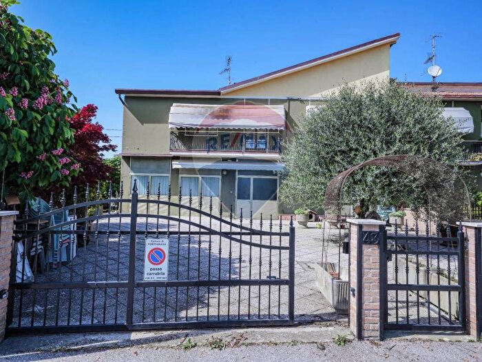 Appartamento con 6 locali in vendita in Via Brazzolo, Formignana, Tresignana