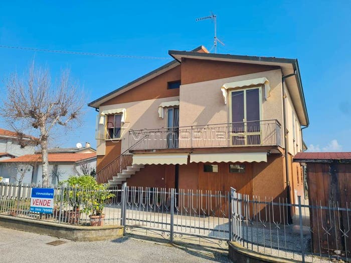 Casa con 6 locali in vendita in Viale Ungheria, Centro, Noventa Vicentina