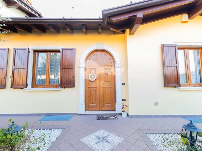 Casa con 6 locali in vendita in Via Grazia Deledda, Centro, Ghedi