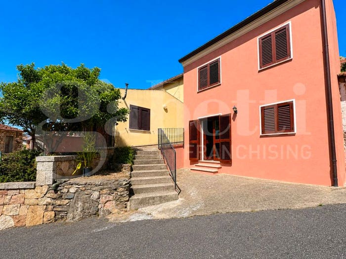 Casa trilocale in vendita in Piazza de Nicola, Brunella Concas, Torpè