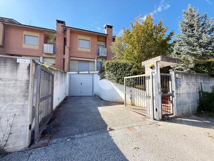 Casa quadrilocale in vendita in Via Santa Maria a Colle, Coppito Preturo, L'Aquila