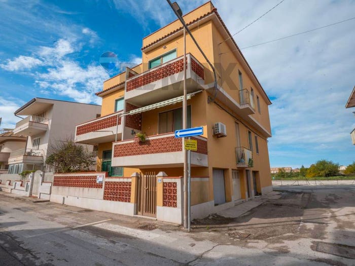Appartamento con 5 locali in vendita in Viale Tamerici, Marzameni, Pachino