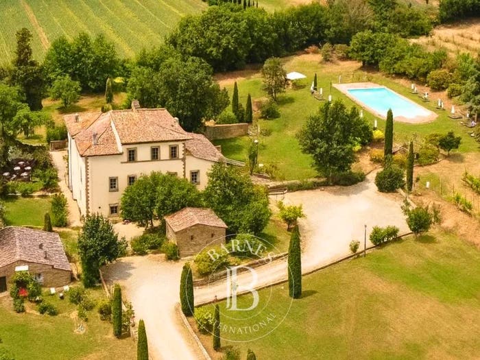 Casa con 6 locali in vendita in Cortona