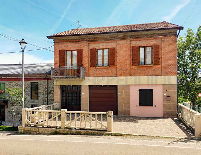 Casa con 11 locali in vendita in Frassinoro