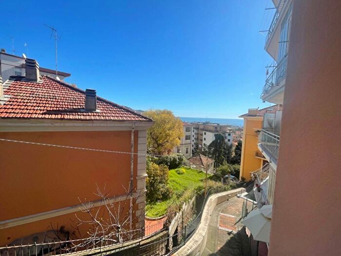 Appartamento con 5 locali in vendita in Via Val del Ponte, Ospedale, Sanremo