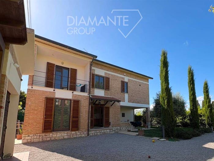 Casa con 5 locali in vendita in Pozzuolo, Castiglione del Lago