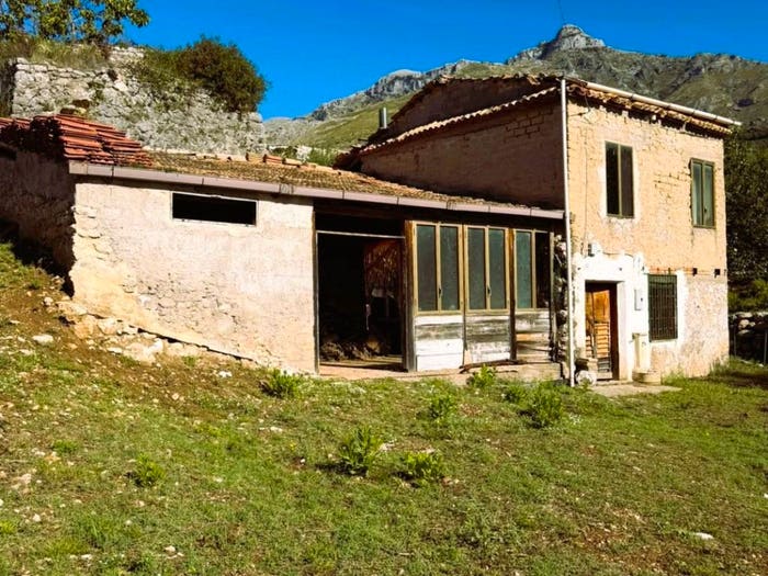 Casa quadrilocale in vendita in Via Rotabile, Formia