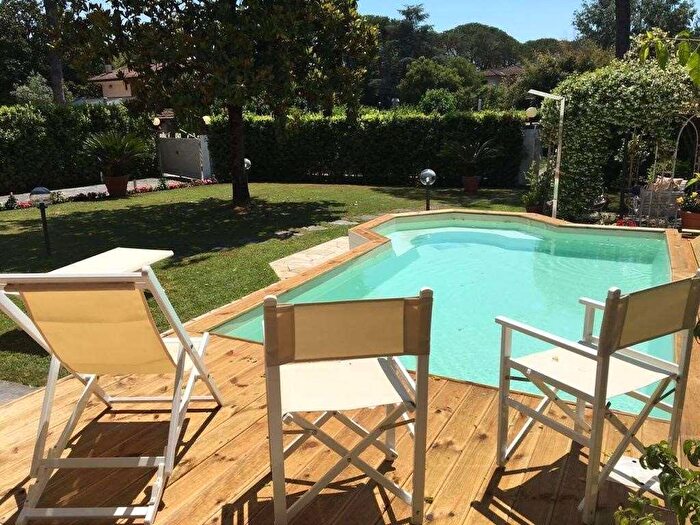 Casa con 10 locali in vendita in Via Sironi, Forte Dei Marmi