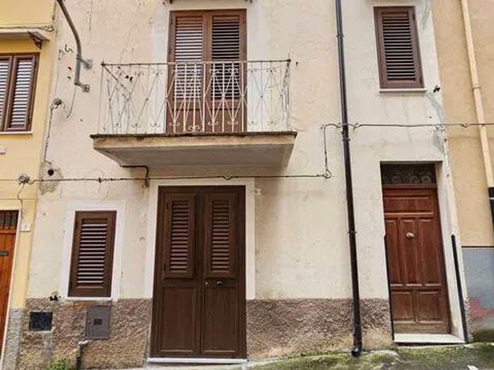 Casa con 6 locali in vendita in Via Marco Minghetti No Number, Collesano