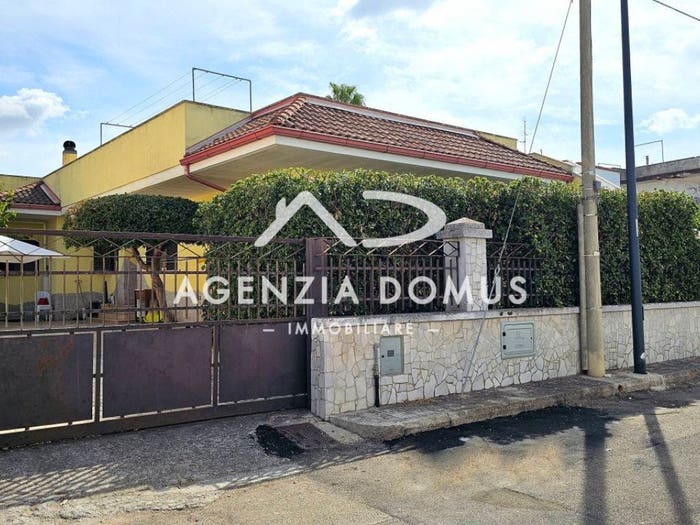 Casa quadrilocale in vendita in Via Martiri d'Otranto, Centro, Racale