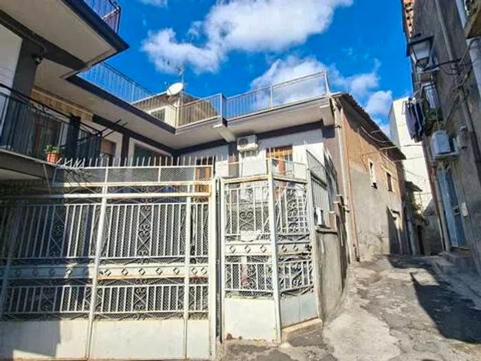 Casa con 6 locali in vendita in Via Rocche No Number, Paternò