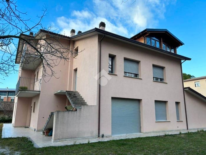 Casa con 6 locali in vendita in Via XXIV Maggio, Centro, Gualdo Tadino