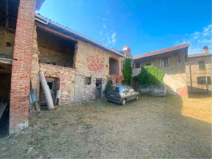 Casa con 6 locali in vendita in Via Cusinasco SNC, Monleale