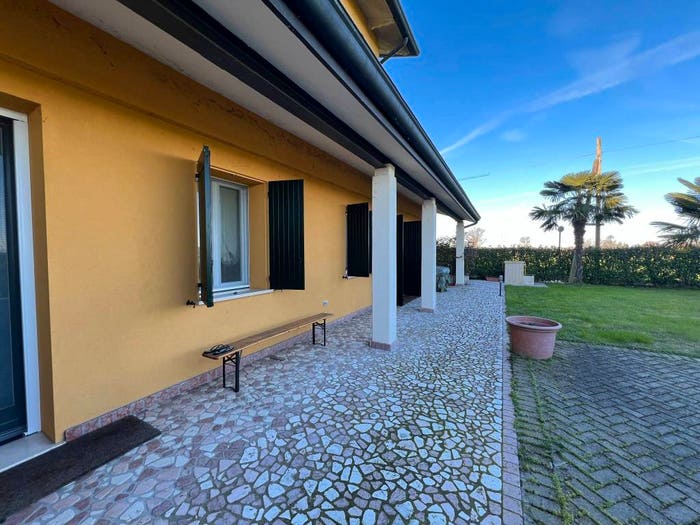 Casa con 6 locali in vendita in Via Buca Bertona, Luzzara