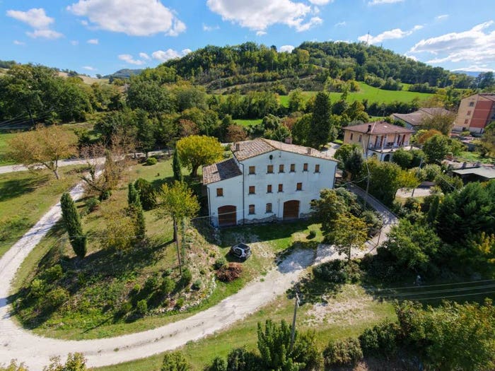 Casa con 6 locali in vendita in Via John Fitzgerald Kennedy Quartiere Mercatale Vallerea, Centro, Pergola