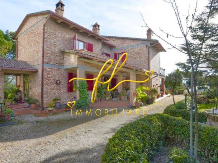 Casa con 6 locali in vendita in Casole d'Elsa