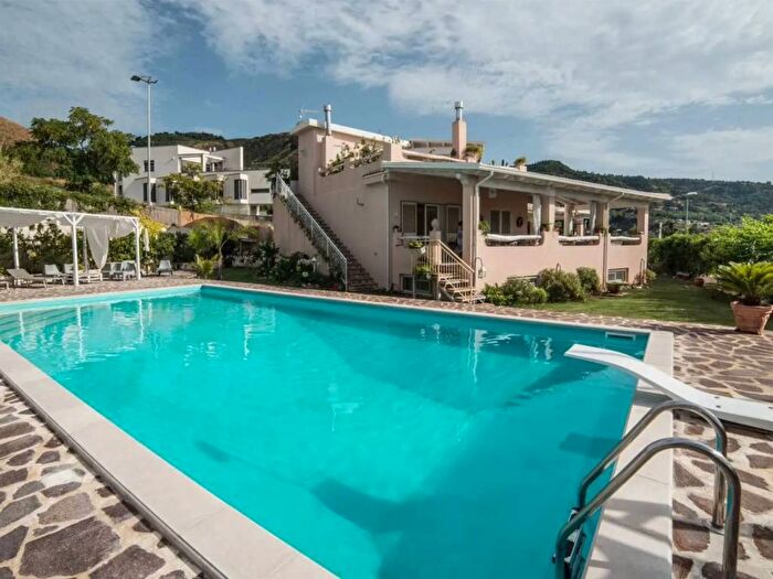 Casa con 6 locali in vendita in Via Petrello, Centro, Villa San Giovanni