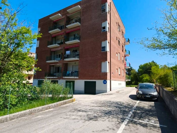 Appartamento con 6 locali in vendita in Viale Giovanni Bovio, Centro, Fabriano