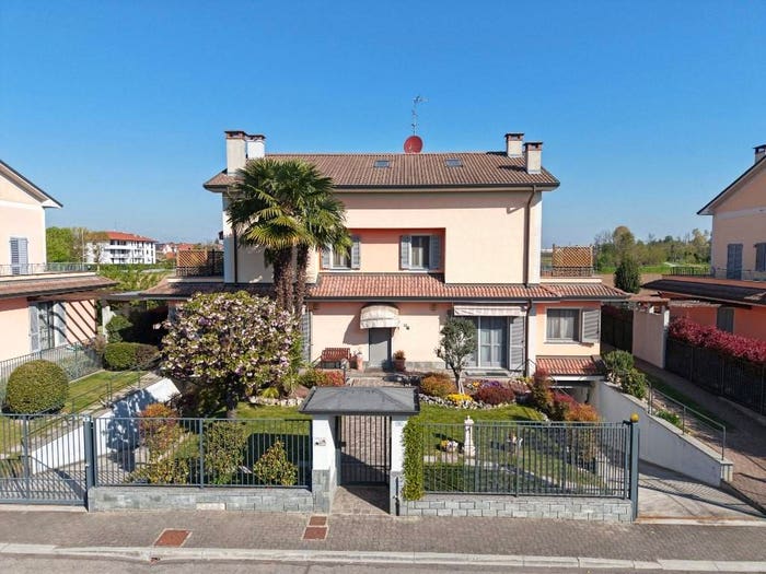 Casa con 6 locali in vendita in Via Enrico Berlinguer, Ozzero