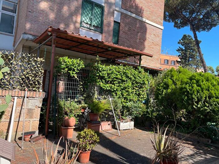 Appartamento trilocale in vendita in Via Adelaide Bono Cairoli, Garbatella, Roma