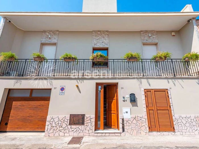 Casa con 6 locali in vendita in Via Cufra, Botrugno