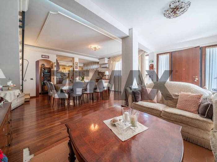 Casa con 6 locali in vendita in Via Larino, Castelverde, Roma