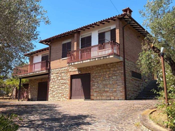 Appartamento con 6 locali in vendita in Via Francesca, Fontignano, Perugia