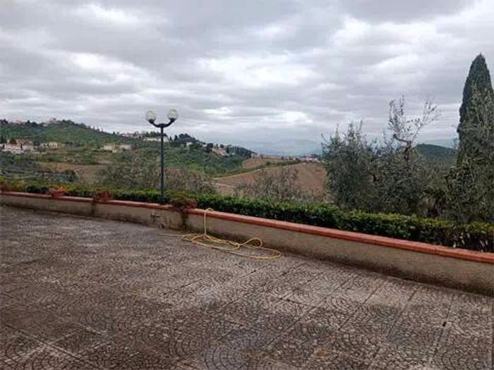 Casa con 6 locali in vendita in Carmignano