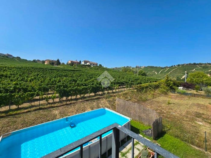 Casa quadrilocale in vendita in Strada Comunale Balbi, Castiglione Tinella