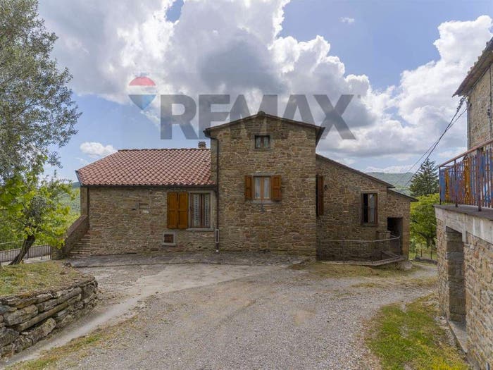 Casa quadrilocale in vendita in Località Sant'Agata alle Terrine, Palazzo del Pero, Arezzo