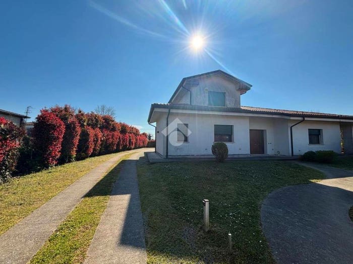 Casa quadrilocale in vendita in Via Pascoli, Centro, Pozzonovo