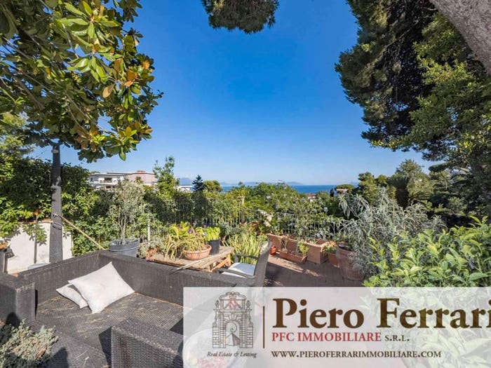 Appartamento con 6 locali in vendita in viale virgilio, Marechiaro, Napoli