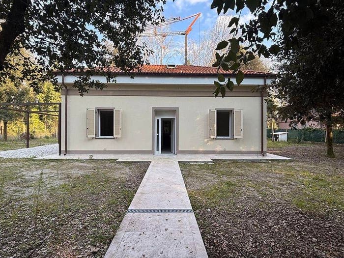 Casa con 6 locali in vendita in Via Livorno, Ronchi Poveromo, Massa