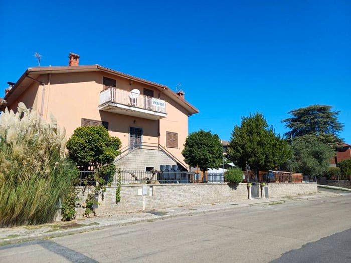 Casa con 6 locali in vendita in Via Paradisa, Centro, Caprarola