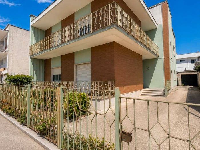 Casa con 6 locali in vendita in Via Giacomo Puccini, Castrignano de' Greci
