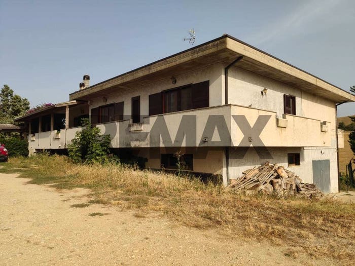 Casa con 6 locali in vendita in Loreto Aprutino