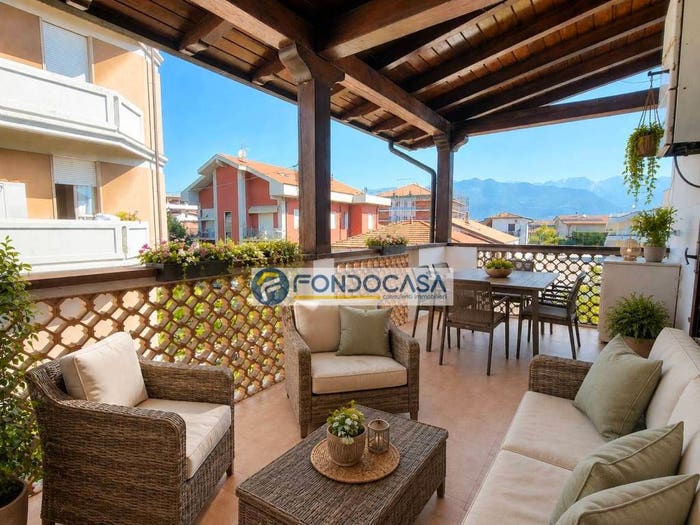 Appartamento quadrilocale in vendita in Via Esperanto, Marina di Massa Centro, Massa