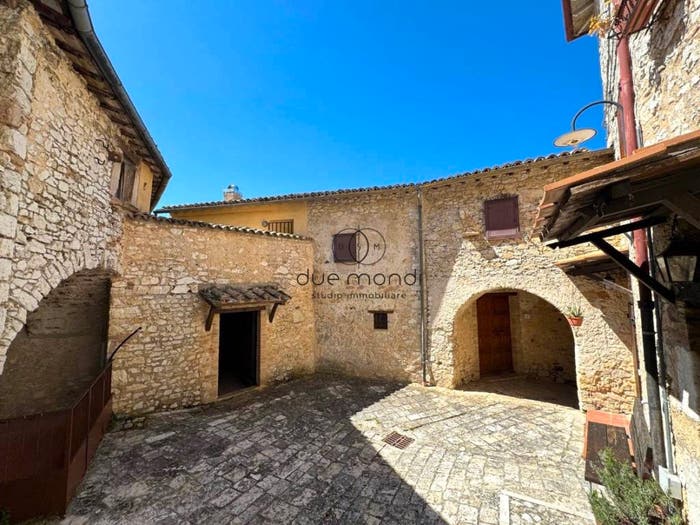 Casa con 6 locali in vendita in Agliano, Campello sul Clitunno