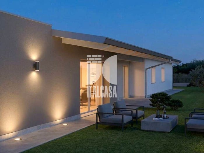 Casa con 5 locali in vendita in Centro, Roverbella