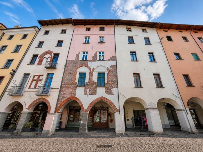Appartamento trilocale in vendita in Piazza San Donato, Centro Storico, Pinerolo
