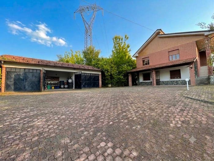 Casa con 6 locali in vendita in Via Sant'Agata, Incisa Scapaccino