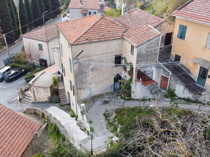Appartamento trilocale in vendita in Via Carpe, Centro, Balestrino