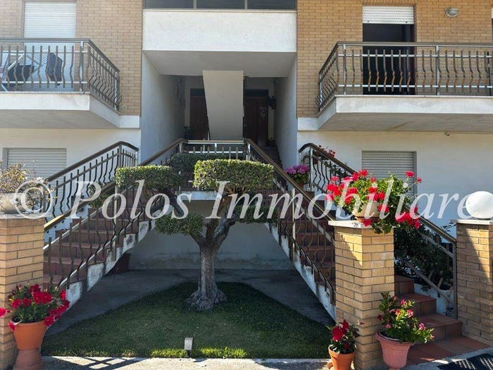 Casa con 6 locali in vendita in Via Raffaello Sanzio, Monterubbiano