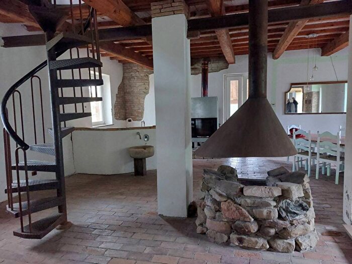 Casa con 5 locali in vendita in Mombaroccio