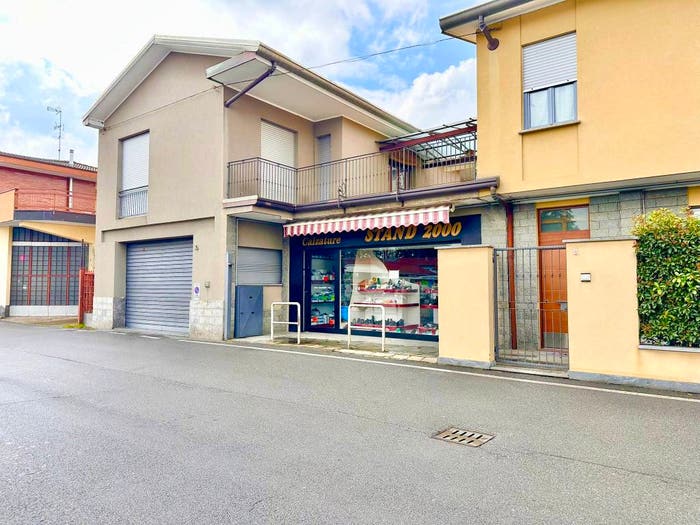 Appartamento con 6 locali in vendita in Via Maria Montessori, Centro, Castano Primo
