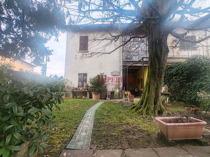 Casa con 6 locali in vendita in Viale Milano S P N, Centro, Camparada