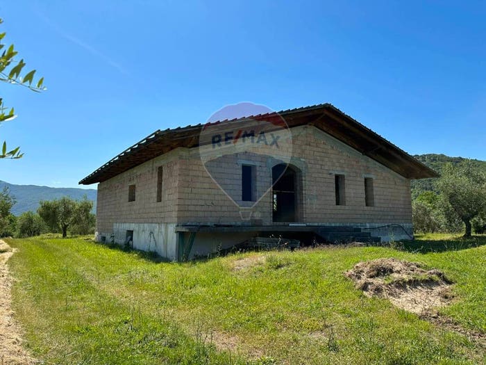 Casa con 6 locali in vendita in Via Botticelli, Montaquila
