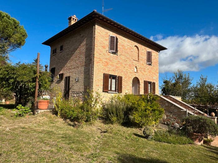 Casa con 6 locali in vendita in Chiusi