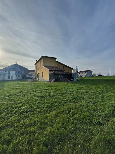 Casa con 11 locali in vendita in Moglia